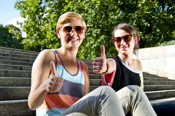 Deux belles femmes avec des lunettes de soleil dans les escaliers — Photo