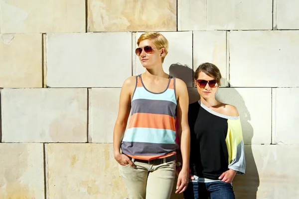 Две красивые женщины в солнечных очках на естественном фоне — стоковое фото