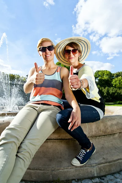 Reizen twee vrouw en sideseeing foutain met grote glimlach — Stockfoto