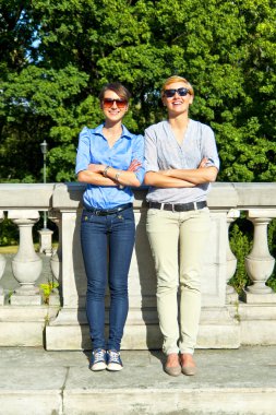 doğal zemin üzerine güneş gözlüklü iki güzel kadın