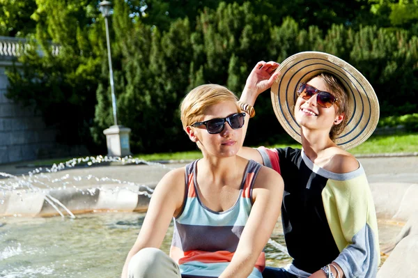 Voyage deux femme et foutain latéral avec un grand sourire — Photo