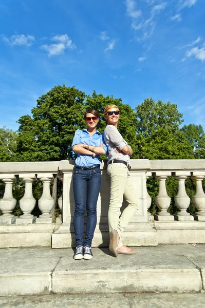 Duas mulheres bonitas com óculos de sol no fundo natural — Fotografia de Stock