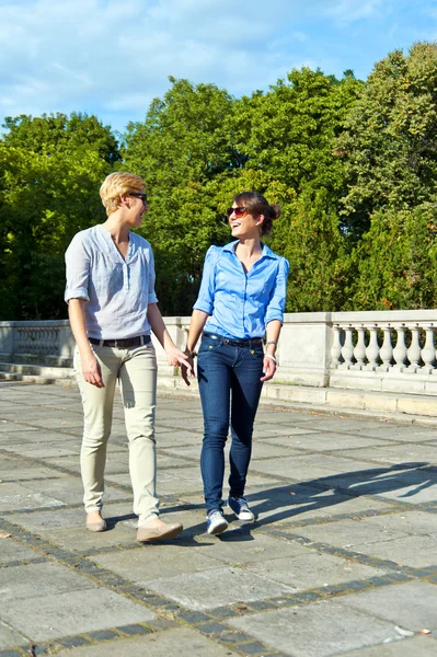 Deux belles femmes avec des lunettes de soleil sur fond naturel — Photo