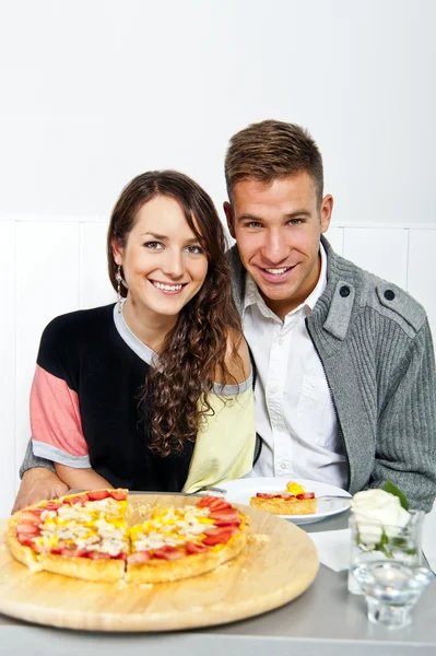 Par på datumet i restaurangen man och kvinna — Stockfoto