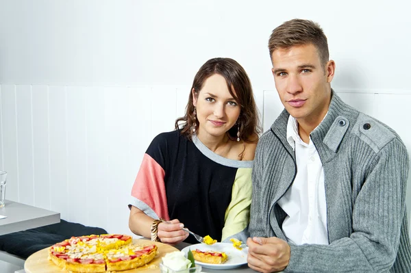 In restaurant eten een taart op datum (echt) paar — Stockfoto