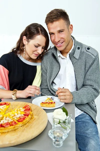 Op datum in restaurant man en vrouw (echt) paar — Stockfoto