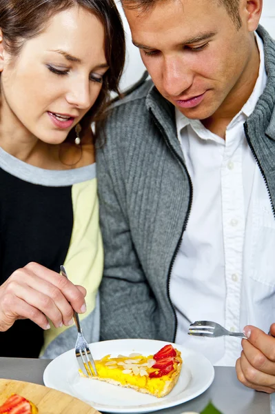 Paar auf Date in Restaurant beim Kuchenessen — Stockfoto
