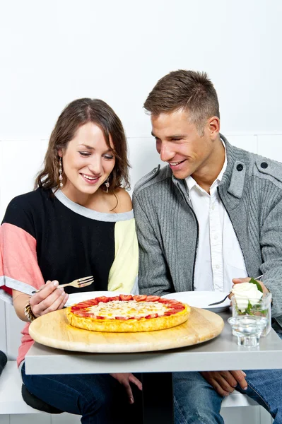 Op datum in restaurant man en vrouw (echt) paar — Stockfoto