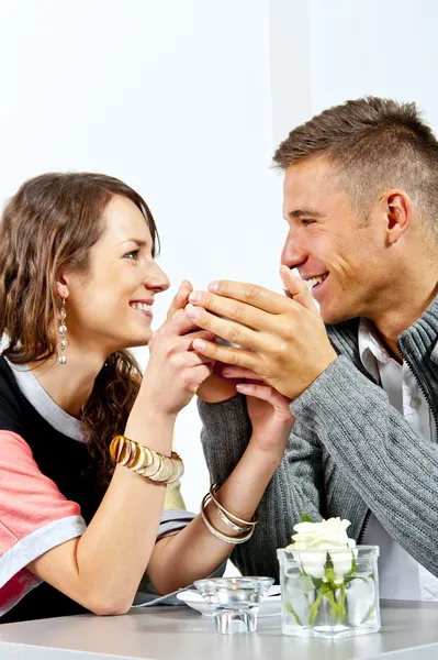 Casal na data em restaurante homem e mulher — Fotografia de Stock