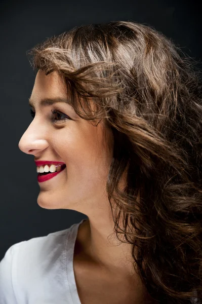 Mujer con sonrisa sensual sobre fondo negro —  Fotos de Stock