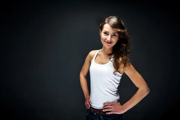 Mujer con sonrisa sensual sobre fondo negro — Foto de Stock