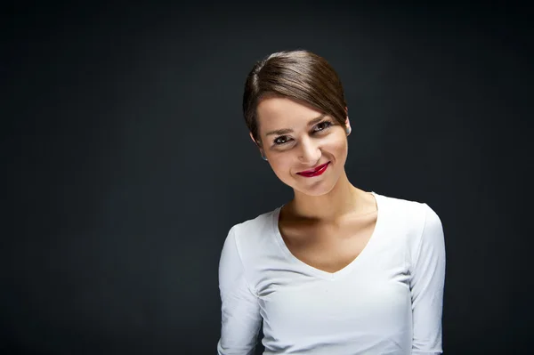 Mooie vrouw op zwarte achtergrond met sexy glimlach — Stockfoto