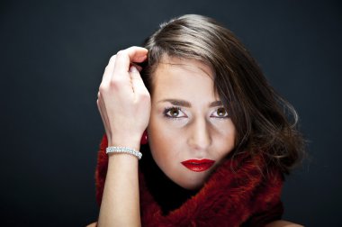 jewelty siyah zemin üzerine güzel bir kadın