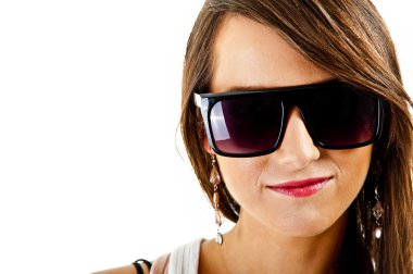 kadın güneş gözlüğü ile beyaz zemin üzerine