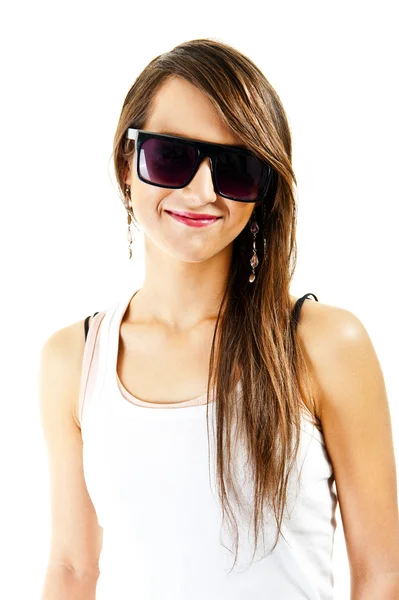 Femme sur fond blanc avec des lunettes de soleil — Photo