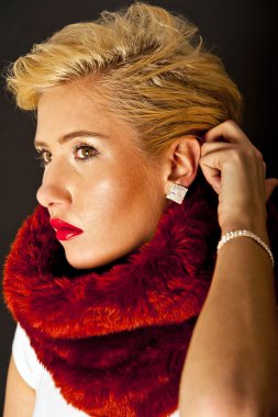 takı siyah zemin üzerine güzel bir kadın