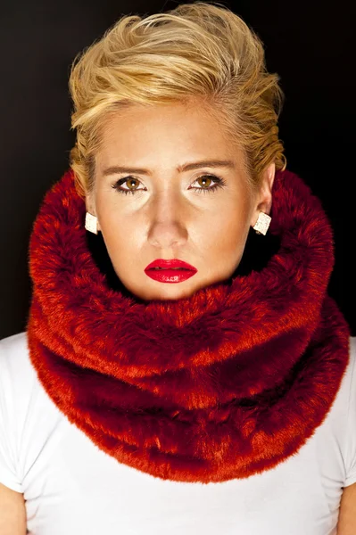 Hermosa mujer sobre fondo negro con joyas — Foto de Stock