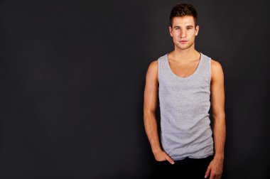 yakışıklı adam gülümseme ile gri tanktop