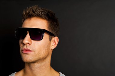 gülümseme ve güneş gözlüğü gri tank top yakışıklı adam