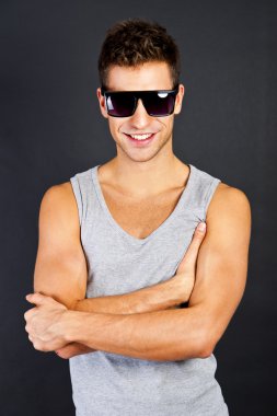 yakışıklı adam gülümseme ve güneş gözlüğü gri tanktop