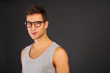 gri atlet smile ile yakışıklı adam
