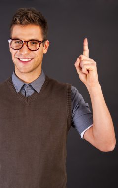 adam gülümseme işaret ile kahverengi sweter