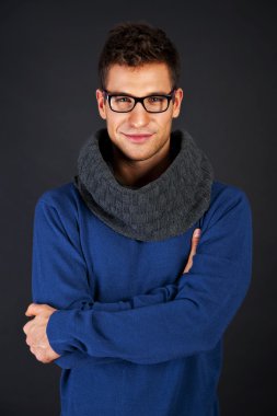 siyah arka plan üzerine eşarp ile yakışıklı adam