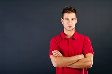 kırmızı gömlekli bir gülümseme ile siyah arka plan üzerine adam