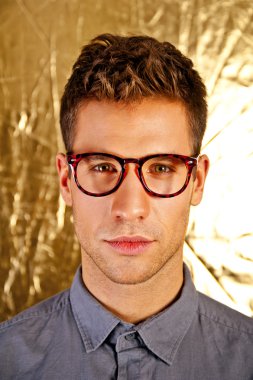 altın arka plan üzerine gözlük ile altın çocuk