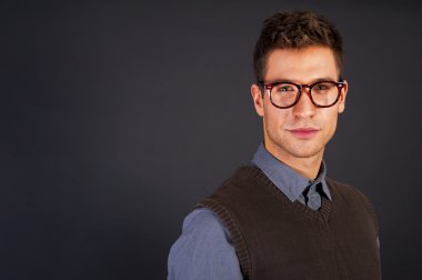 kahverengi sweter gülümseme ile adam