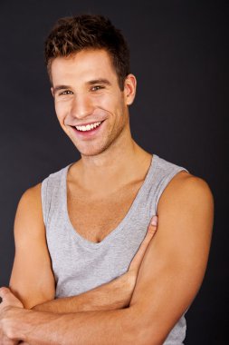 yakışıklı adam gülümseme ile gri tanktop