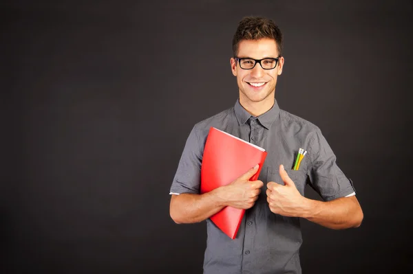 Porträt eines lustigen Nerds mit Bleistift und Brille über schwarzem B — Stockfoto