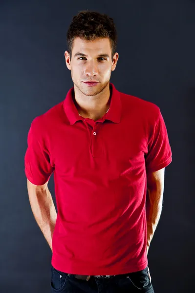 Uomo in polo camicia rossa guardare la fotocamera — Foto Stock