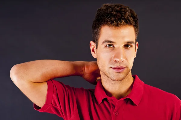 Hombre sobre fondo negro en camisa roja con sonrisa —  Fotos de Stock