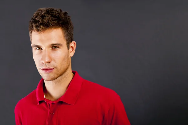 El hombre de la camisa roja mira a la cámara —  Fotos de Stock