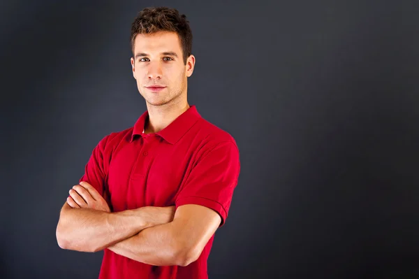 kırmızı gömlekli bir gülümseme ile siyah arka plan üzerine adam