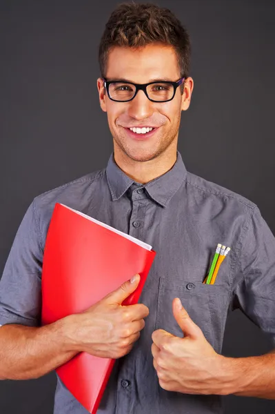 Retrato de homem nerd engraçado com lápis e óculos sobre b preto — Fotografia de Stock