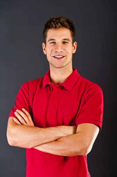 Man op zwarte achtergrond met rode shirt — Stockfoto