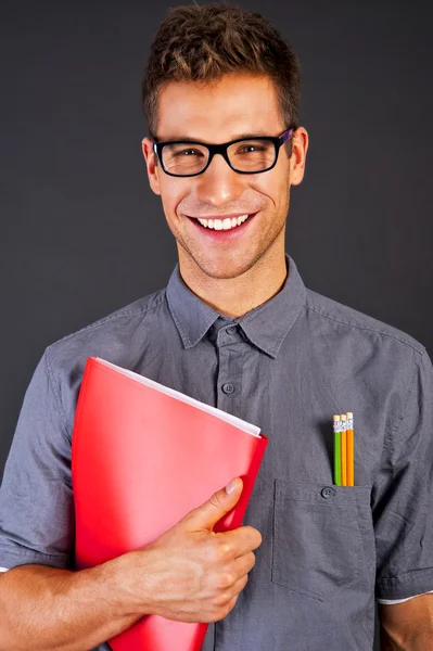 Porträt eines lustigen Nerds mit Bleistift und Brille über schwarzem B — Stockfoto