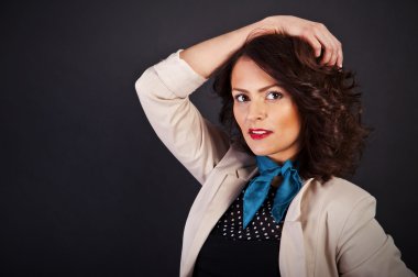 casual modern tarzı siyah arka plan üzerine kadın