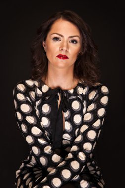 glamour ışık siyah zemin üzerine rahat tarzı kadın