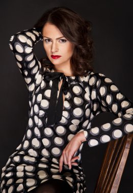 kadın moda glamour ışık siyah zemin üzerine ayarla