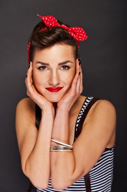 Pin-up kadın siyah arka plan üzerinde kocaman bir gülümseme ile