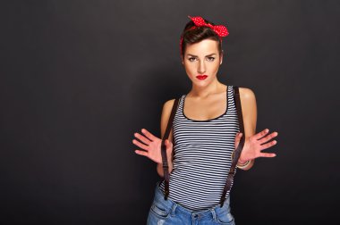 Pin-up kadın agresif yüzü siyah arka plan üzerine