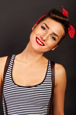 Pin-up kadın siyah arka plan üzerinde kocaman bir gülümseme ile