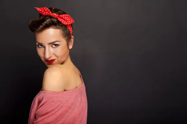 Mujer pin-up con gran sonrisa sobre fondo negro — Foto de Stock