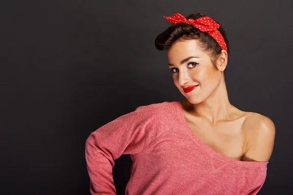 Pin-up vrouw met grote glimlach op zwarte achtergrond — Stockfoto