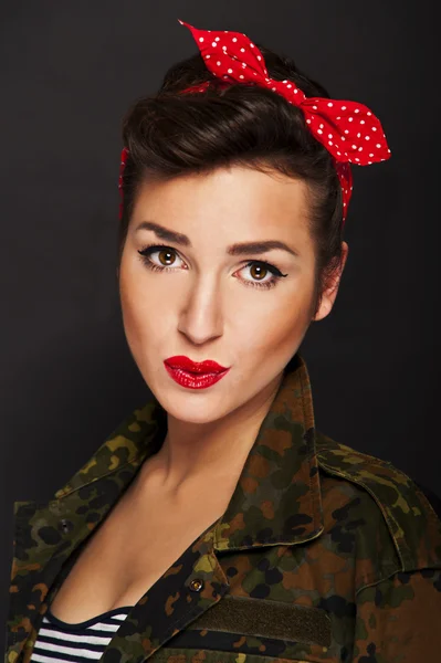 Pin-up femme avec veste milytaire sur fond noir — Photo