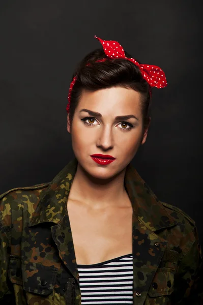 Pin-up mujer con chaqueta militar om fondo negro — Foto de Stock