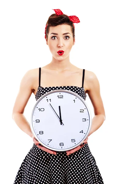 Pin-up kızı beyaz arka planda tutarak saati